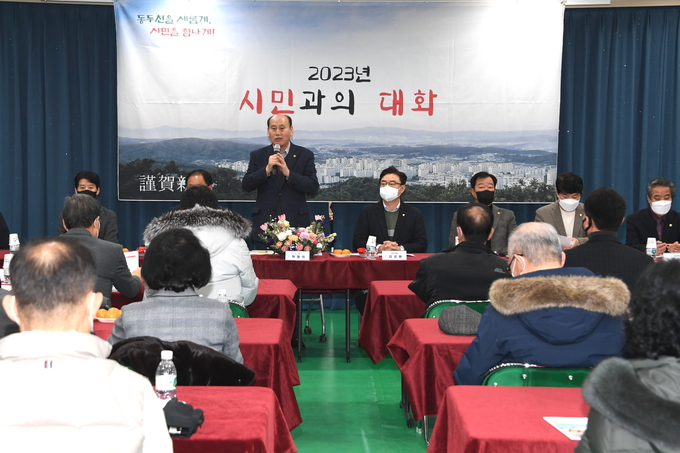 박형덕 동두천시장이 시민과의 대화를 개최하고 하고 있다. ⓒ 동두천시청 제공