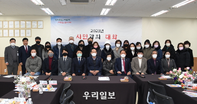 박형덕 동두천시장이 시민과의 대화를 개최하고 기념촬영을 하고 있다. ⓒ 동두천시청 제공