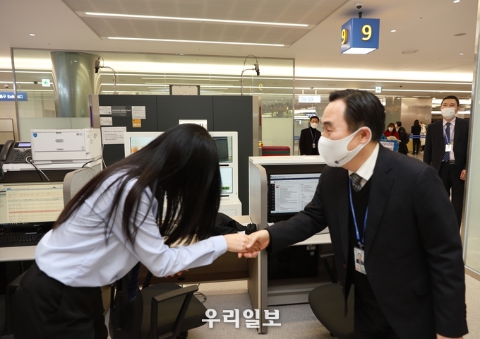 김재일 인천본부세관장(오른쪽)이 인천공항 여객터미널을 직원들을 격려하고 있다.(사진=인천본부세관)