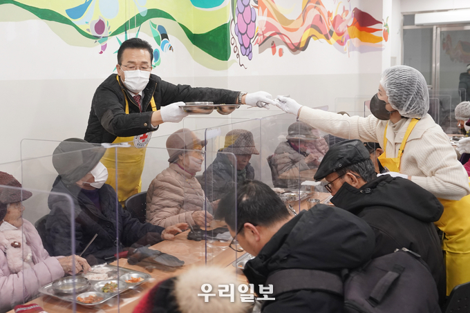 이재호 연수구청장(왼쪽)이 연수3동에 위치한 사랑의 무료 급식소를 방문해 급식 봉사활동을 하고 있다.(사진=인천연수구청)