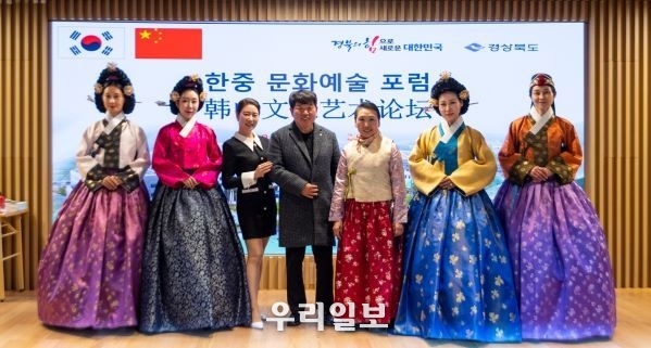 지난 19일 경북도청서 열린 한중문화예술 포럼에서 왼쪽부터 한복모델 심융희, 석서연, 정다겸, 김도진과 가수 이세벽, 이병규 대표, 김정아 디자이너가 기념촬영을 하고 있다.