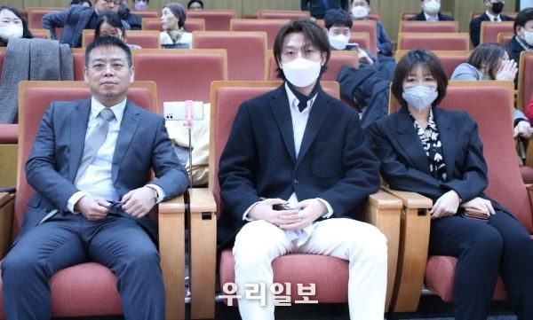 19일 경북도청에서 열린 “한중 문화예술 포럼”에 앞서 좌측부터 중해예봉문화발전공사 악종근 수석 부사장, 궈빈 부장, 쓰잉 부장이 포럼장 자석에 앉아 기념촬영을 하고 있다.