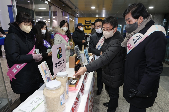  01월 21일 설명절 인사 및 고향사랑 기부제 홍보 ⓒ 옹진군청 제공