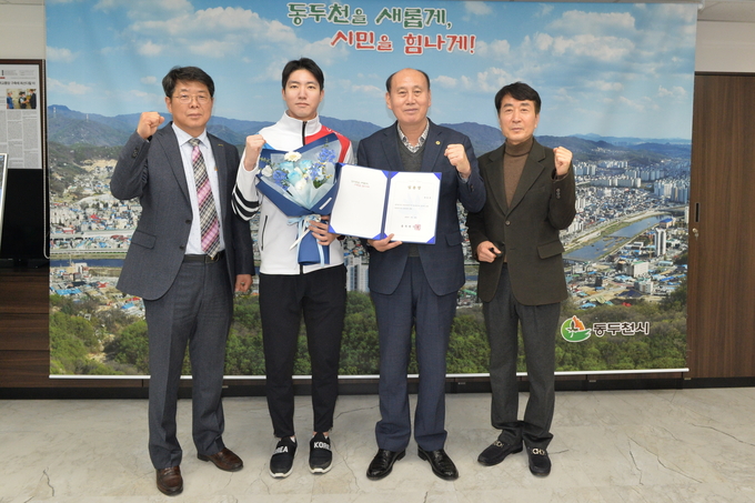 박형덕 동두천시장이, 동두천청 빙상단 차민규 선수 재영입 입단식 후 기념촬영을 하고 있다. ⓒ 동두천시 제공