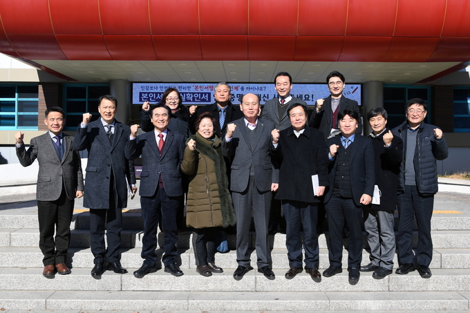2023년 동두천시 기독교연합회 정담회 개최후 시청 본관앞에서 기념촬영을 하고 있다. 중앙 박형덕 시장 ⓒ 동두천시청 제공