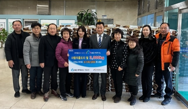 윤의상 정서진새마을금고 이사장과 임직원들이 사랑의 좀도리쌀 3,000kg 인천 서구청에 전달하고 있다. ⓒ 정서진새마을금고 제공