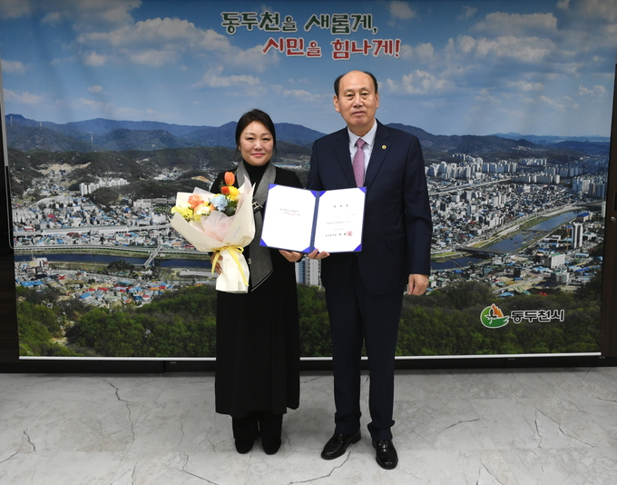 박형덕 동두천시장이 2월 1일 명예시장에 고양옥 시립이담농악단 예술감독 위촉하고 기념촬영을 하고 있다. ⓒ 동두천시청 제공