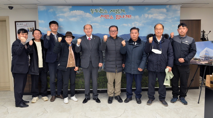 박형덕 동두천시장이, 한국노동총연맹 경기중북부지부 간담회 개최하고 기념촬영을 하고 있다.ⓒ 동두천시 제공