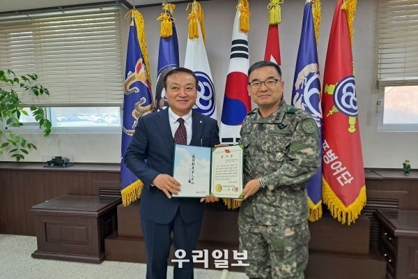 지난 2월 2일 제28보병 박춘식 사단장(오른쪽)이 (사)세계밀리터리룩 페스티벌 중앙회 백호현 위원장(왼쪽)에게 감사장을 수여하고 기념촬영을 하고 있다.