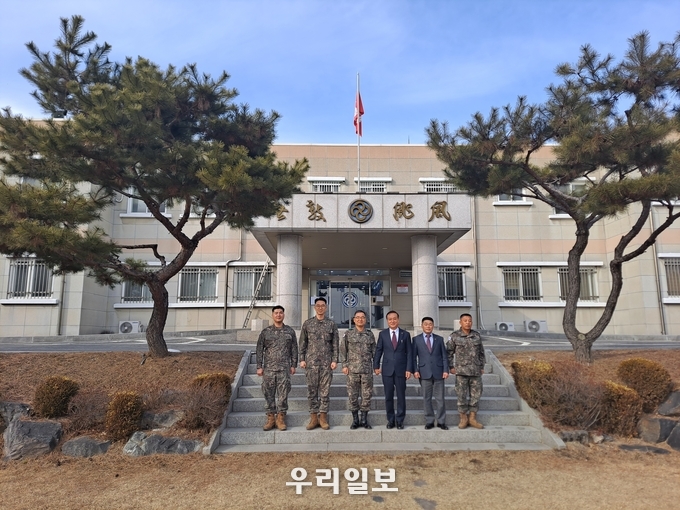 이날 감사장 수여식을 마치고 백호현 (사)세계밀리터리룩 축제위원장(오른쪽 세번째)와 김석훈 자문위원(오른쪽 두번째)가 제28보병 박춘식 사단장(오른쪽 네번째)와 군 간부들과 함께 기념촬영을 하고 있다.