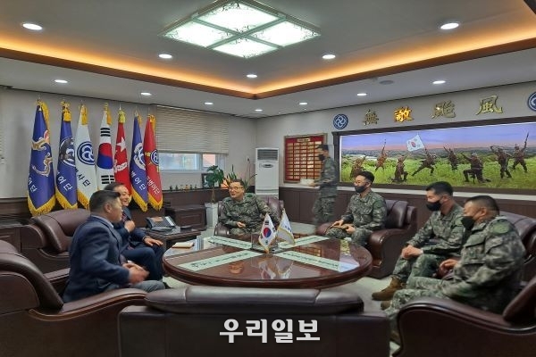 이날 백호현 이사장과 김석훈 자문위원이 박춘식 제28보병 사단장과 방첩대장, 인사참모, 주임원사 등과 대화를 나누고 있다.