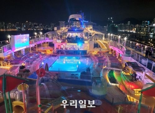 크루즈 선상 워터파크 야경(사진제공=여행플랫폼 폴리트립스)
