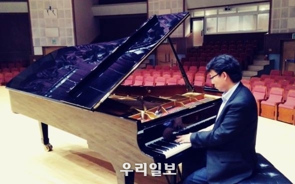 제너럴트라이아스대학 김현용 교수가 피아노를 조율하고 있다.