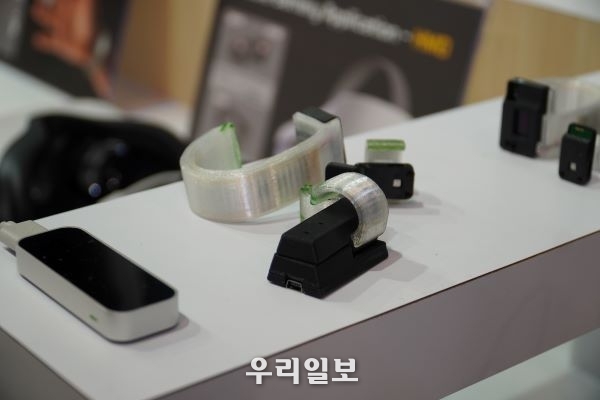 리베스트가 난연성/부동성 배터리 제조 기술로 자유롭게 휘어지는 플랙서블 배터리와 연계하여 관련 제품 및 적용 어플리케이션을 선보였다.