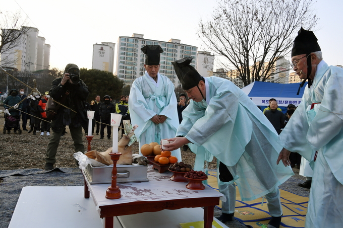 박형덕 동두천시장이, 2023 시민안녕기원 정월대보름 달맞이 행사에 참석해 시민안녕기원제를 올리고 있다. ⓒ 동두천시청 제공