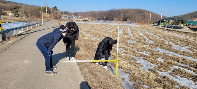 강화군 건설기획단에서 측량하는 모습 ⓒ 강화군청 제공