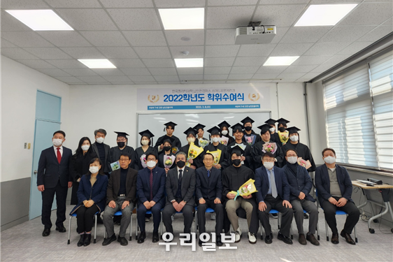 남인천폴리텍 2년제 학위과정(스마트표면처리학과) 학위수여식 기념촬영 모습.(사진=한국폴리텍대학 남인천캠퍼스)
