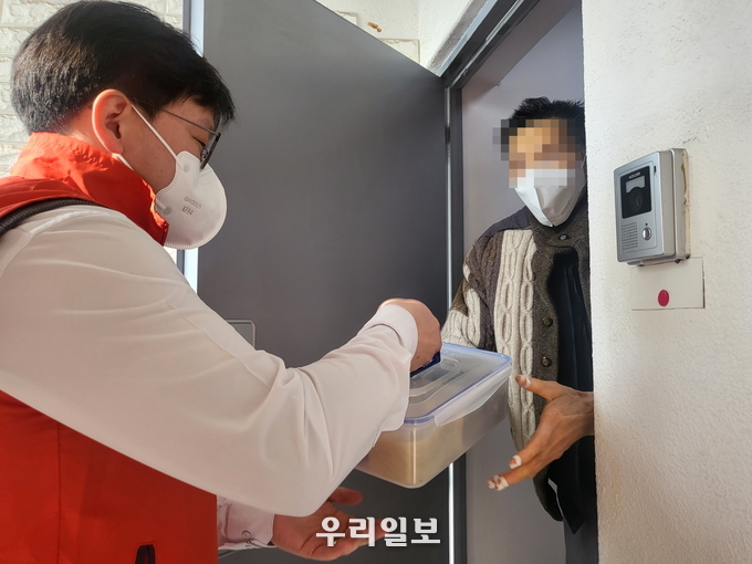 한국건강관리협회 인천광역시지부가 인천숭의종합사회복지관과 함께 도움이 필요한 분들에게 사랑의 반찬배달 봉사활동을 진행하고 있다.(사진=한국건강관리협회 인천시지부)