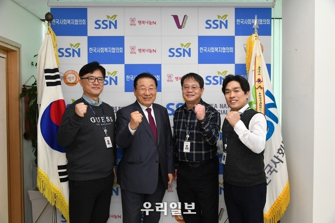 김성이 한국사회복지협의회장(오른쪽 세 번째)이 보건복지부공무원노동조합 이왕재 위원장(오른쪽 두 번째)과 이철호 부위원장(오른쪽 네 번째) 및 정승문 국립재활원지부장(오른쪽 첫 번째)과 간담회를 가진 후 파이팅 구호를 외치며 기념촬영을 하고 있다.(사진=한국사회복지협의회)