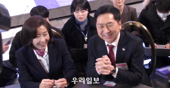 김기현 의원이 나경원 전 대표와 대담을 나누고 있다. ⓒ 우리일보 db
