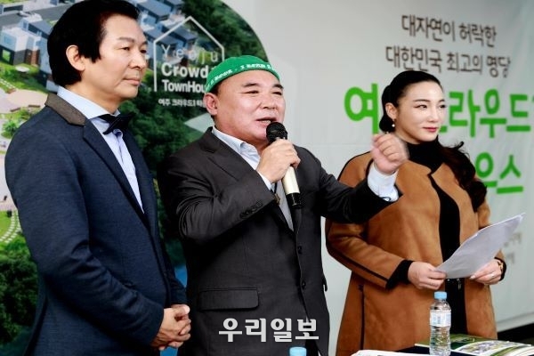 김재덕 케이코어 장학재단 이사장(가운데)가 사토시 코어코인이 새로운 암호화폐 시대를 열고 있다고 열변을 토하며 말하고 있다.