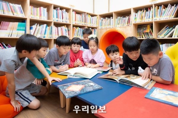 KB작은도서관에서 아이들이 책을 읽고 있다.