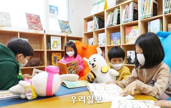 KB작은도서관에서 아이들이 책을 읽고 있다.
