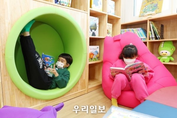 KB작은도서관에서 아이들이 책을 읽고 있다.