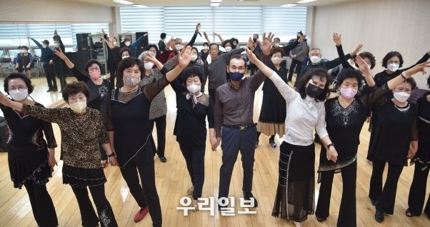 용인시처인노인복지관의 평생교육프로그램에서 춤을 배우고 있는 어르신들이 손을 흔들며 즐거워하고 있다.