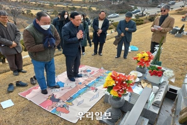 지난 2월 10일 사단법인 주거복지연대 남상오 이사장(오른쪽)과 사무총장 황기룡(왼쪽)이 故 평사(平士) 임길진 초대이사장의 18주기 추모를 드리고 있다.