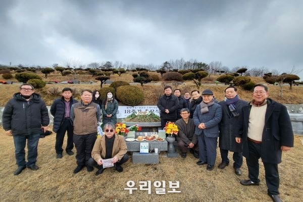 지난 2월 10일 사단법인 주거복지연대 남상오 이사장(오른쪽 두 번째)가 故 평사(平士) 임길진 초대이사장의 18주기 추모행사를 마치고 참석한 관계자들과 기념촬영을 하고 있다.