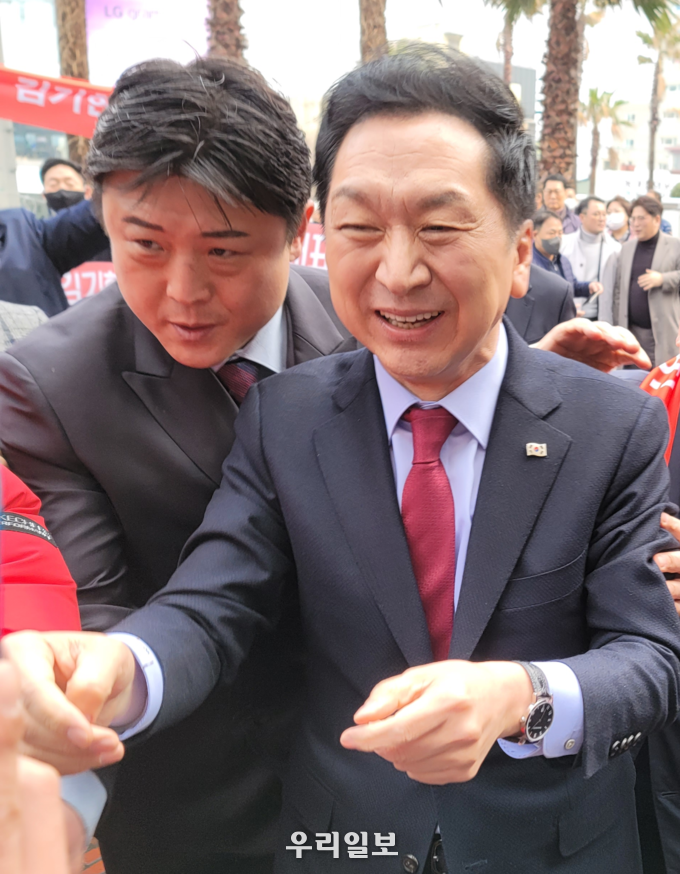 제주도에서 최태영 유세총괄본부 경호팀이 김기현 후보를 안내하고 있다.