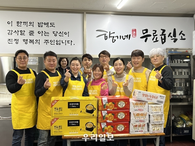 웃음 더하기 연예인봉사단 관계자들이 향기네무료급식소에서 봉사활동을 전개한 후 손하트 포즈를 취하며 기념촬영을 하고 있다.(사진=웃음 더하기 연예인봉사단)