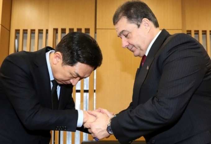 국민의힘 김기현 당 대표 후보가 튀르키예 대사관을 방문해 살리 무랏타메르 주한 튀르키예 대사를 만나 조의를 표하고 있다. ⓒ 우리일보 db 