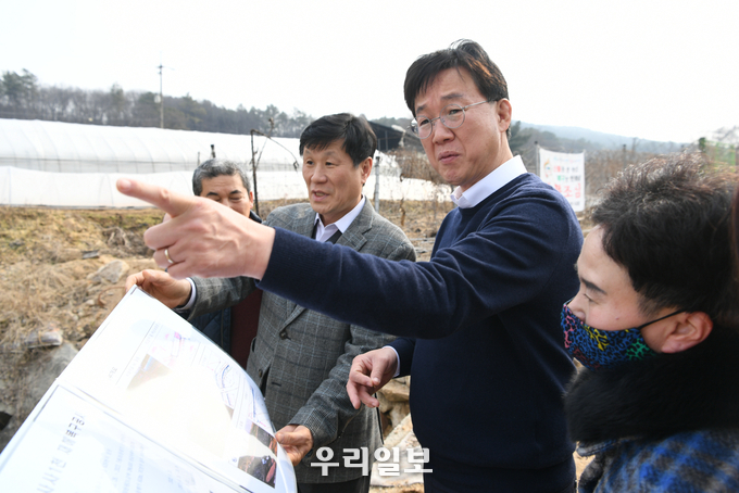 이민근 시장이 침수피해현장을 방문해 현장을 점검하고 대응방안을 논의하고 있다.(사진=안산시청)