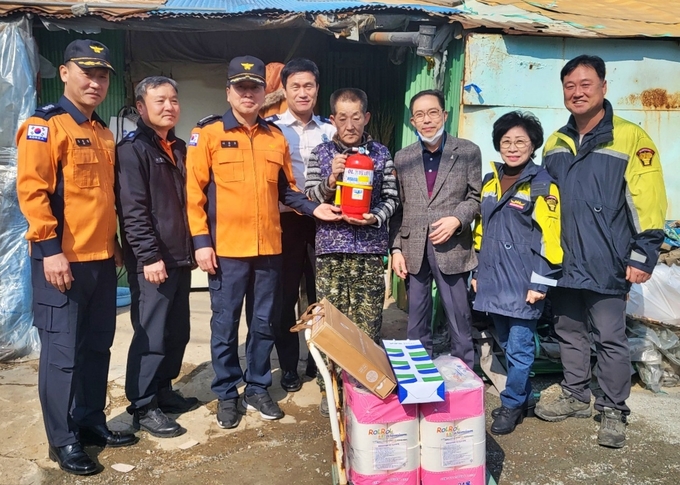 송탄소방서 , 화재피해자 지원 후 환경개선 작업을 진행했다. ⓒ 송탄소방서 젝ㅇ