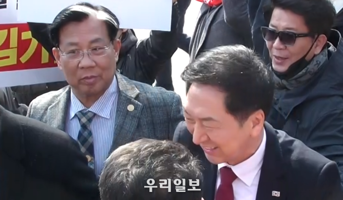 오른쪽 이기는 캠프 최태영 유세총괄본부장 왼쪽 김기현 당 대표 후보