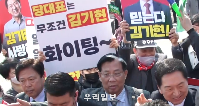 오른쪽 최태영 유세총괄본부의 김은성경호단장 가운데 유세총괄본부 최태영 본부장 왼쪽 김기현 당대표 후보