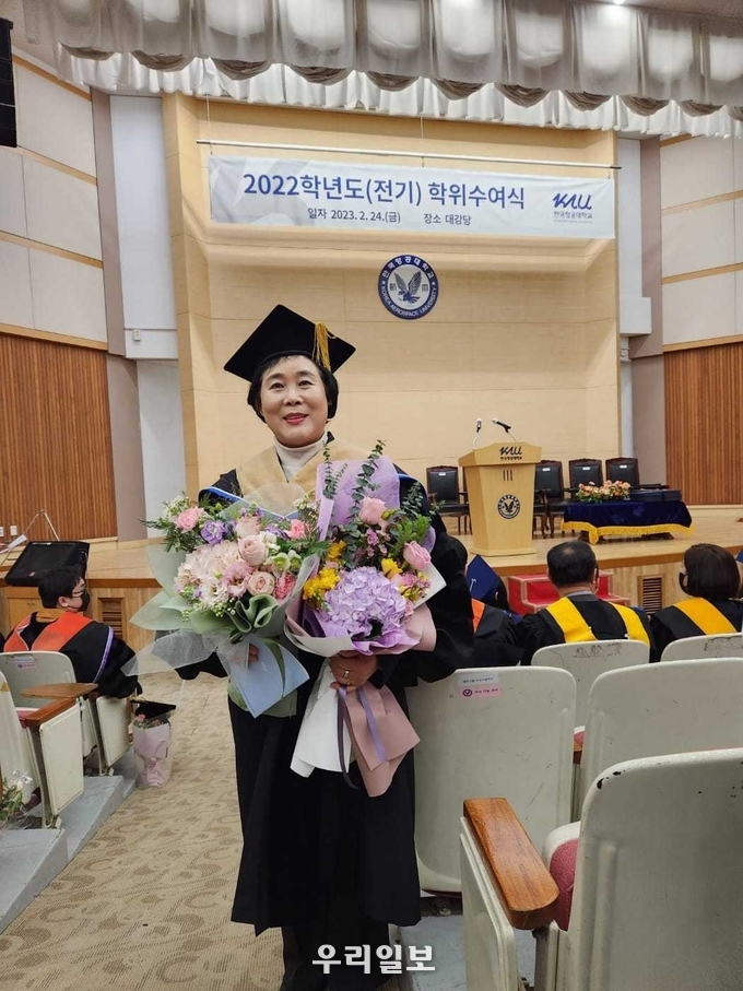 한국항공대학교로부터 경영학 박사 학위를 수여받은 김필례 한국숲사랑총연합회 경기지역 총재가 기념촬영을 하고 있다.(사진=김필례 총재 페이스북)