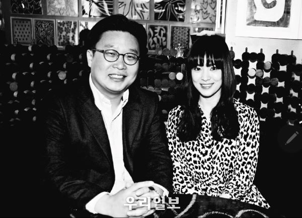 배우 송혜교(오른쪽)과 서경덕 성신여대 교수(왼쪽)이 기념촬영을 하고 있다.