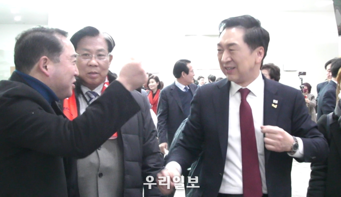 자자자의 파이팅 세레머니를 받는 김기현 당 대표, 가운데 최태영 유세총괄 본부장
