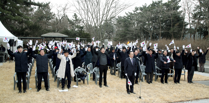김정헌 중구청장 배준영의원 김관만 시의원등 관계잗이 참석한 가운데 인천 중구, 용유 31.독립만세기념비에서 104주년 3.1절 기념식 개최하고 있다. ⓒ 중구청 제공