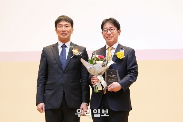 지난달 28일 금융감독원에서 진행된 1사1교 금융교육 우수 사례 시상식에서 (왼쪽)이복현 금융감독원장과 (오른쪽) 이재근 KB국민은행장이 기념촬영을 하고 있다.
