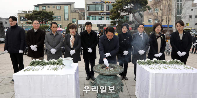 계양구의회는 지난 1일 제104주년 3.1절을 맞아 황어장터 3.1만세운동 기념탑을 찾아 참배 ⓒ 계양구의회 제공