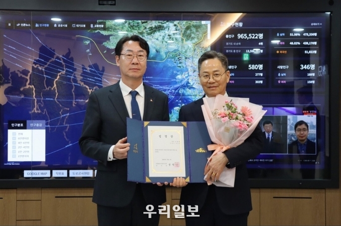 정명근 화성시장과 김광재 제2대 화성산업진흥원 신임 원장(오른쪽)이 임명장 수여식 후 함께 기념촬영을 하고 있다.(사진=화성산업진흥원)