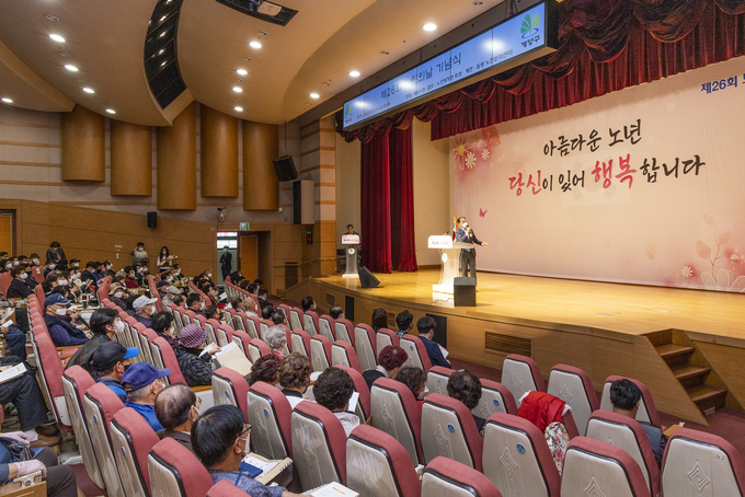 아름다운 노년 당신이 있어 행복합니다.란 주제로 강연을 하고 있다. ⓒ 계양구청 제공