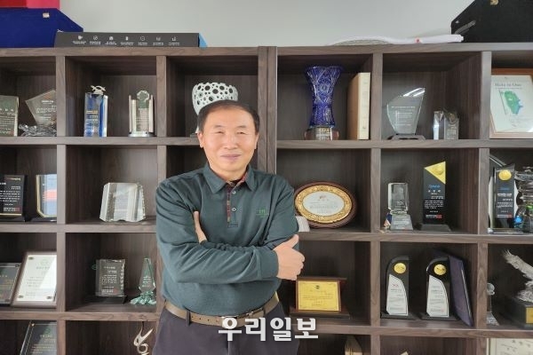 이창범 광동제약 서인천대표가 사무실에서 기념촬영을 하고 있다.