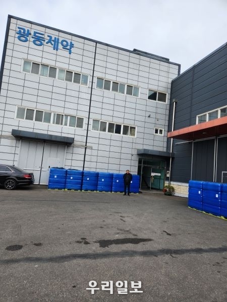 이창범 광동제약 서인천대표가 기념촬영을 하고 있다.