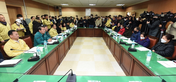 유정복 인천시장이 5일 동구 인천원예농협 본점에서 현대시장화재 피해상인들과 간담회를 하고 있다. ⓒ 인천시 제공