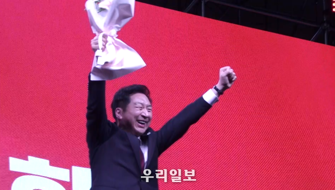 당꽃다발을 높이 든 국민의힘 김기현 당 대표 당선인